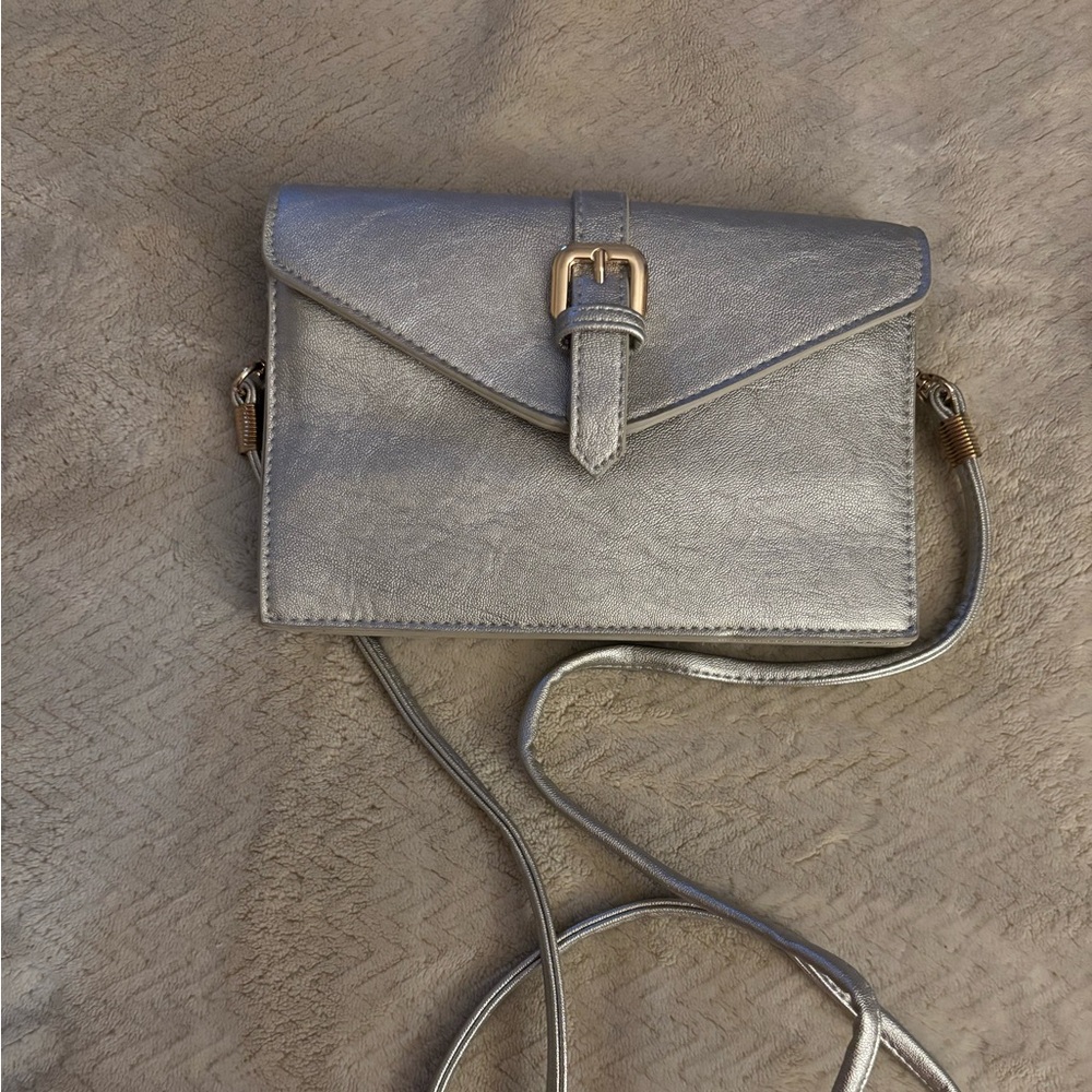 Sleek Silver Metallic Crossbody Bag with Envelope Flap